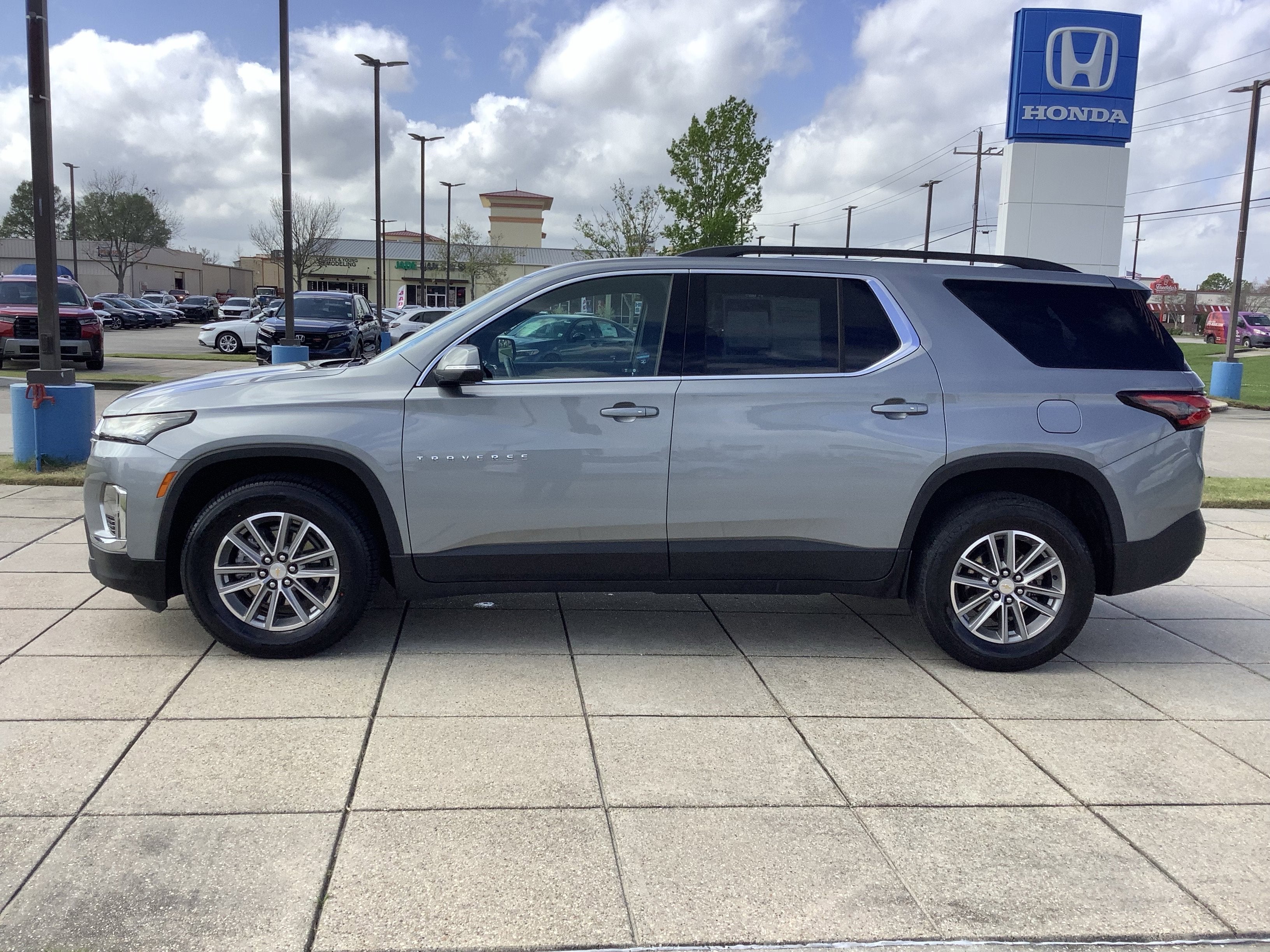 2023 Chevrolet Traverse LT Cloth