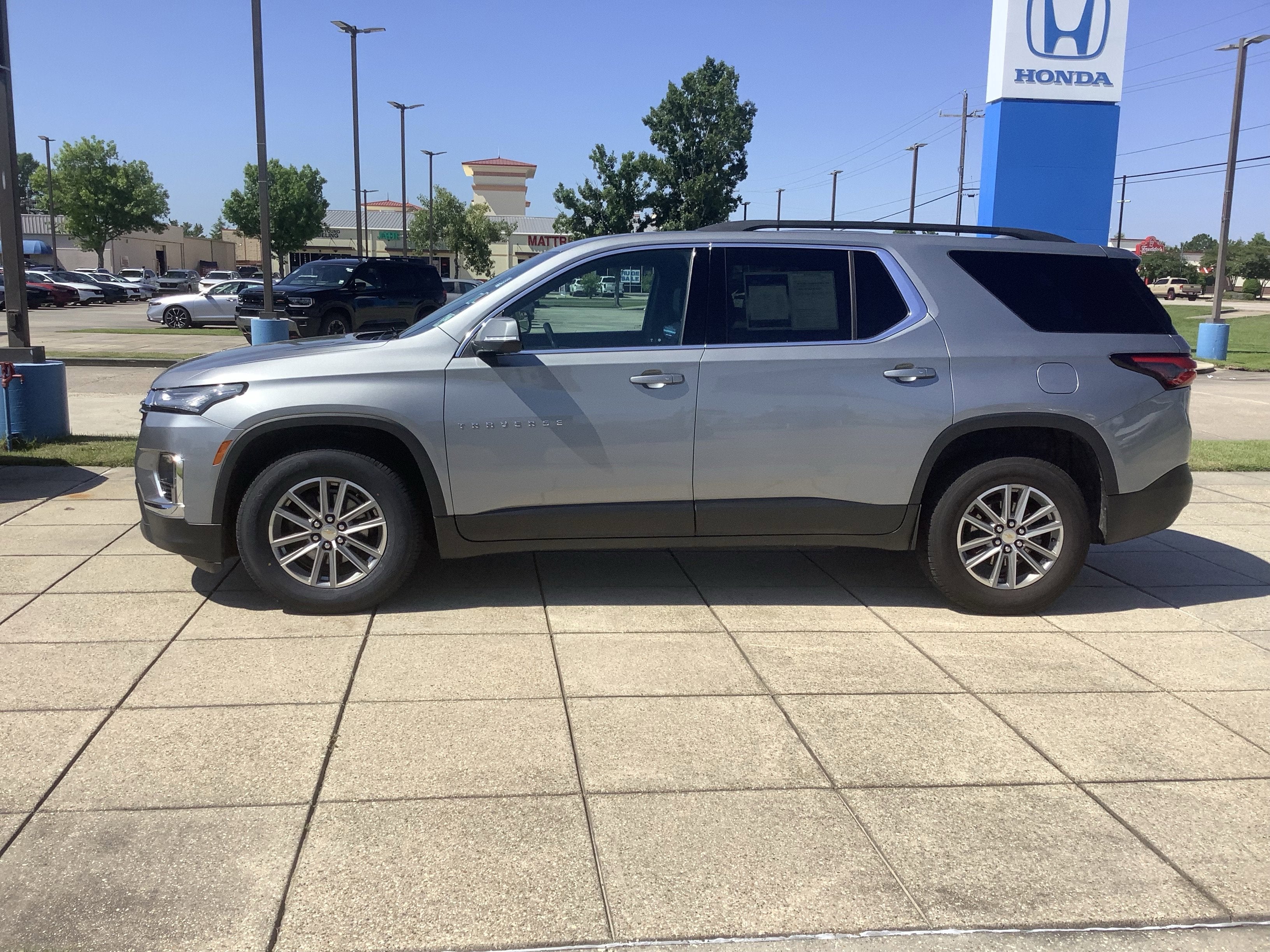2023 Chevrolet Traverse LT Leather