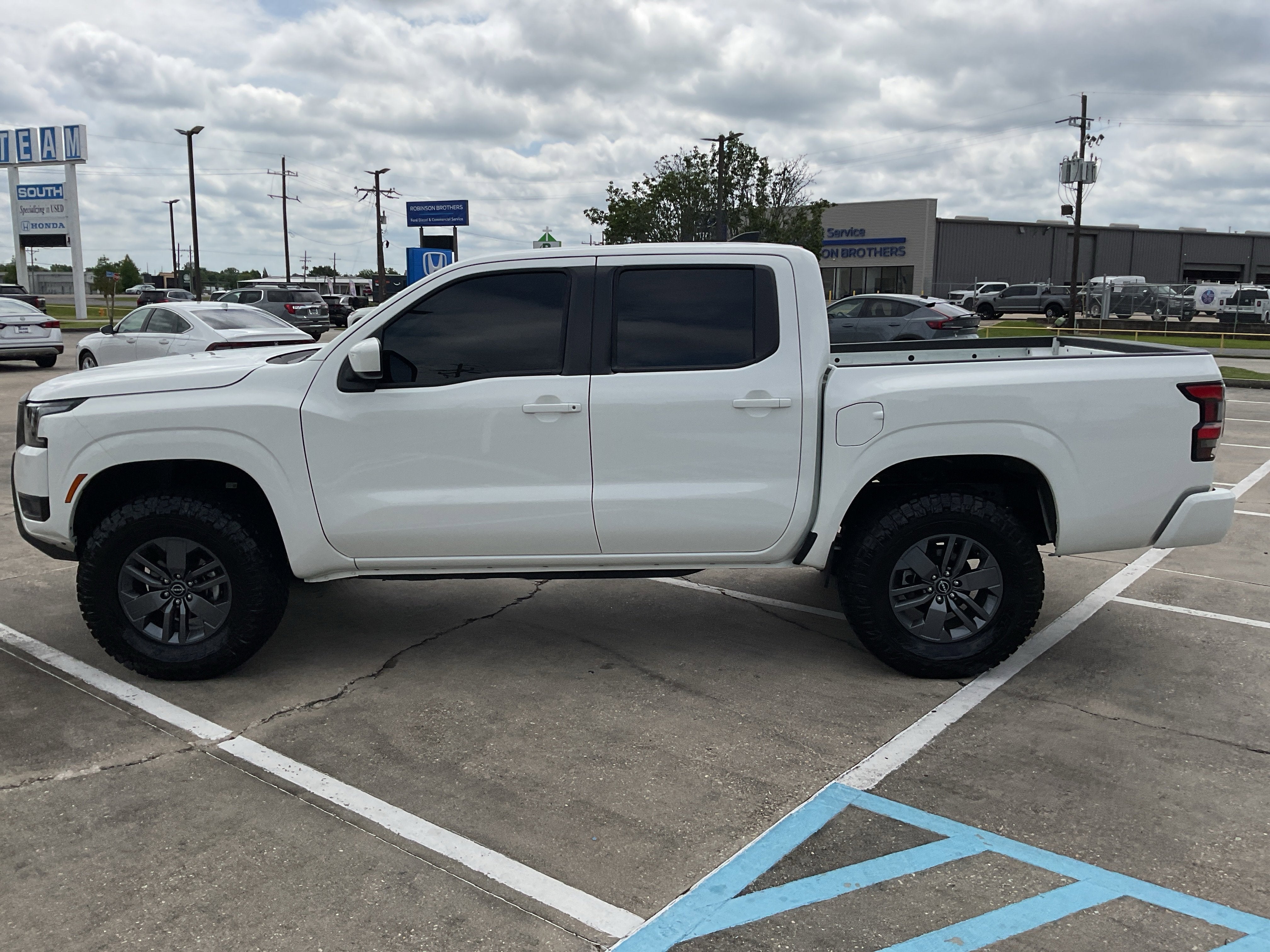 2025 Nissan Frontier SV