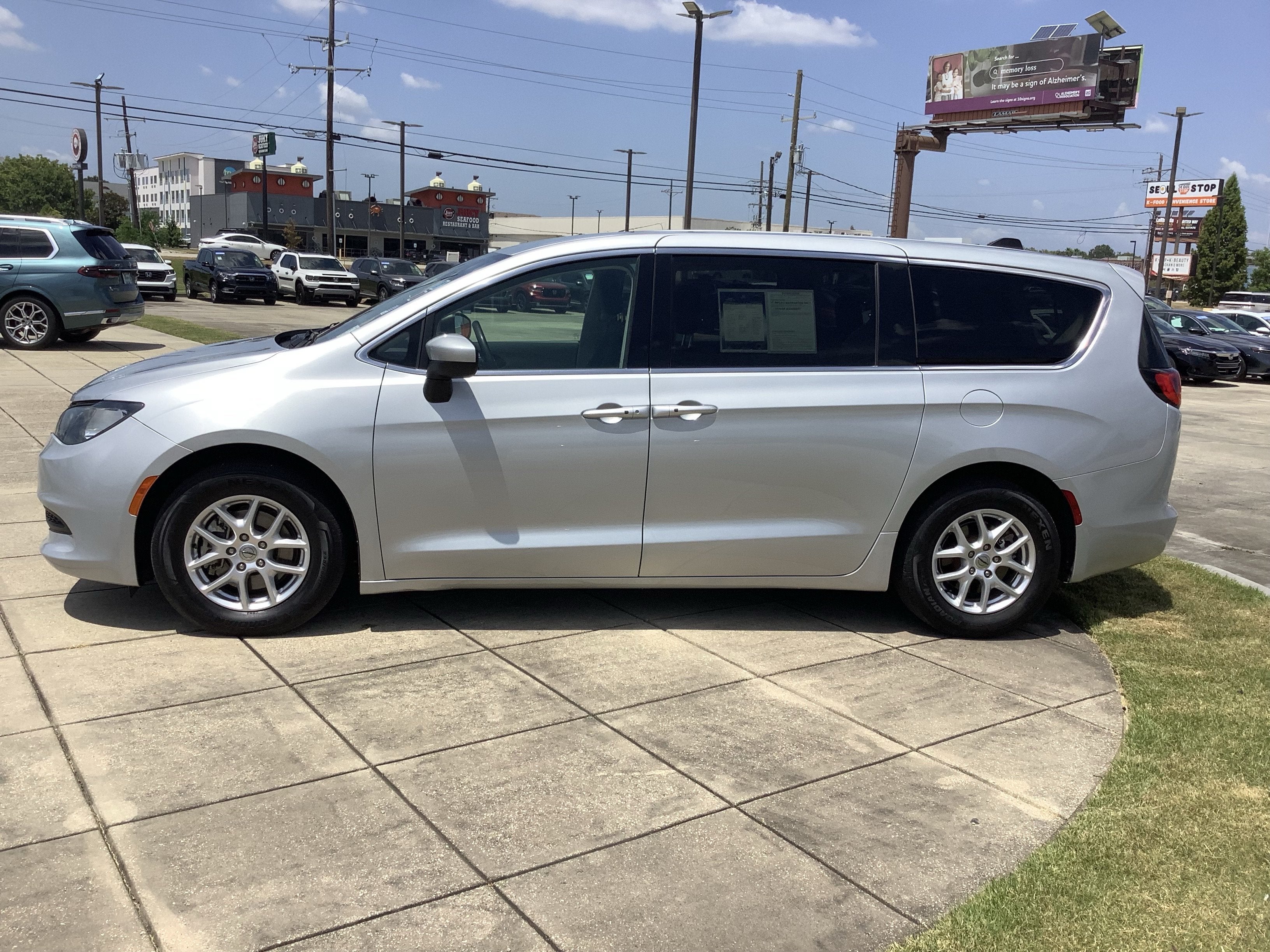 2023 Chrysler Voyager LX