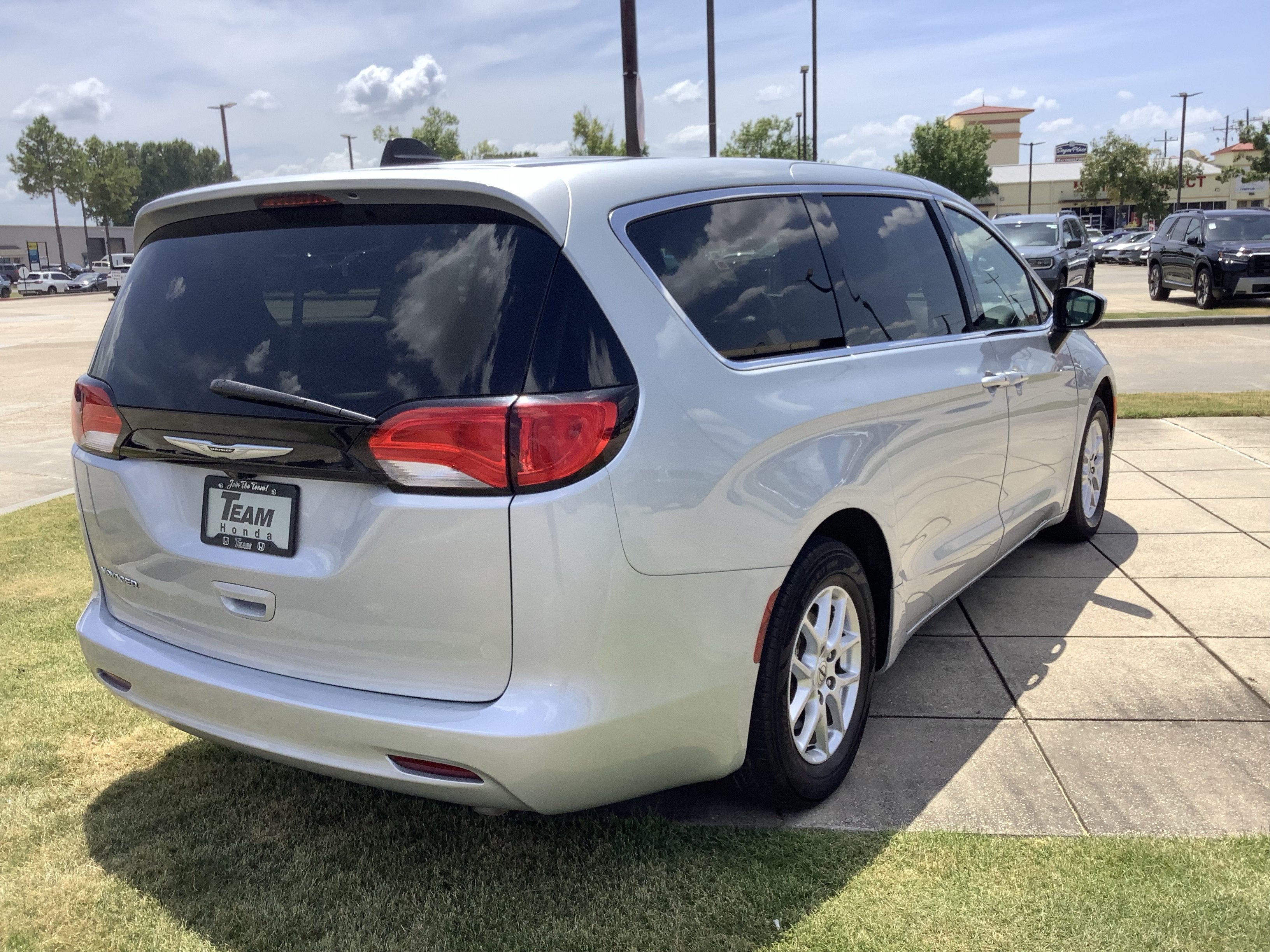 2023 Chrysler Voyager LX