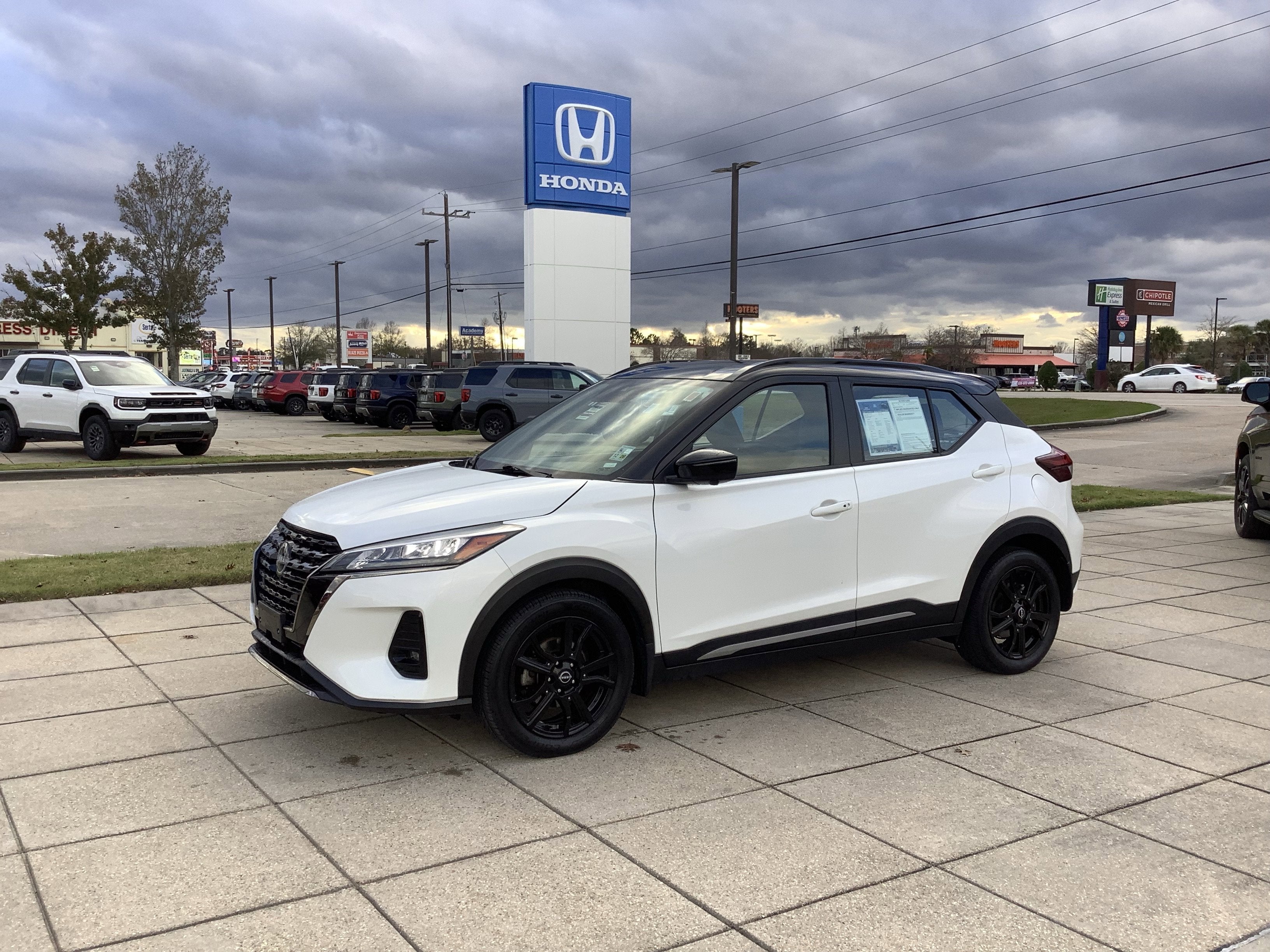 2023 Nissan Kicks SR