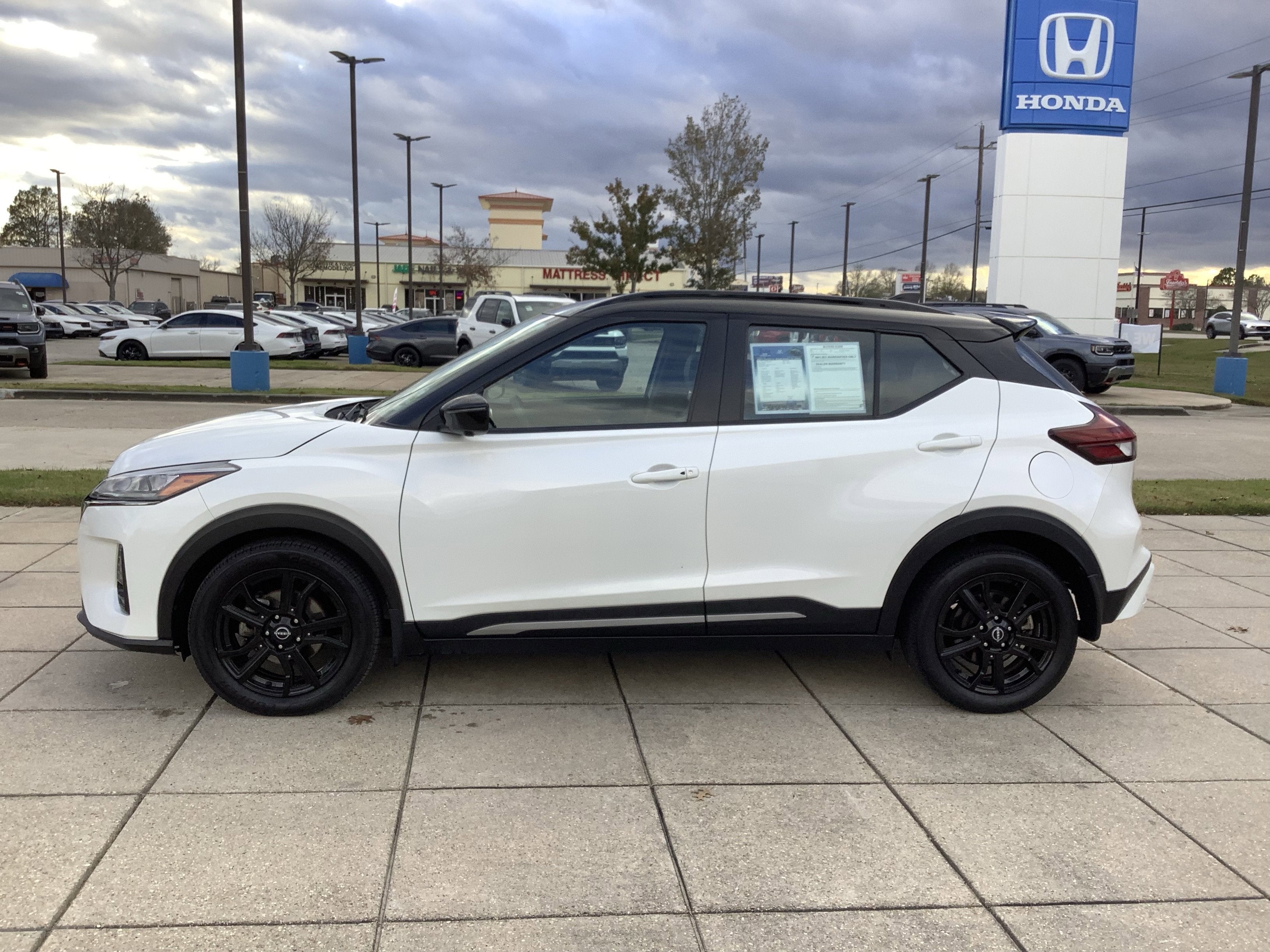 2023 Nissan Kicks SR