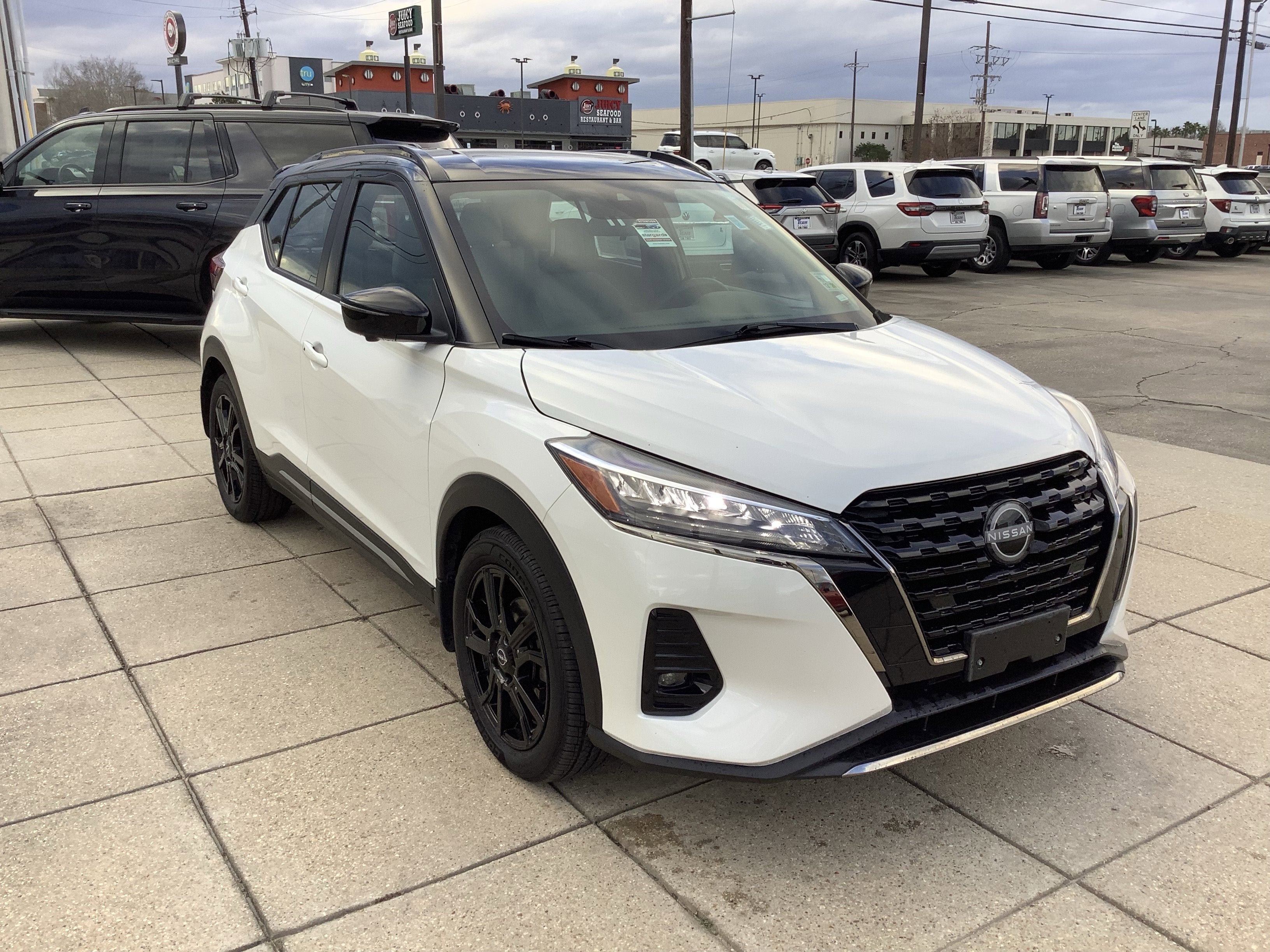 2023 Nissan Kicks SR