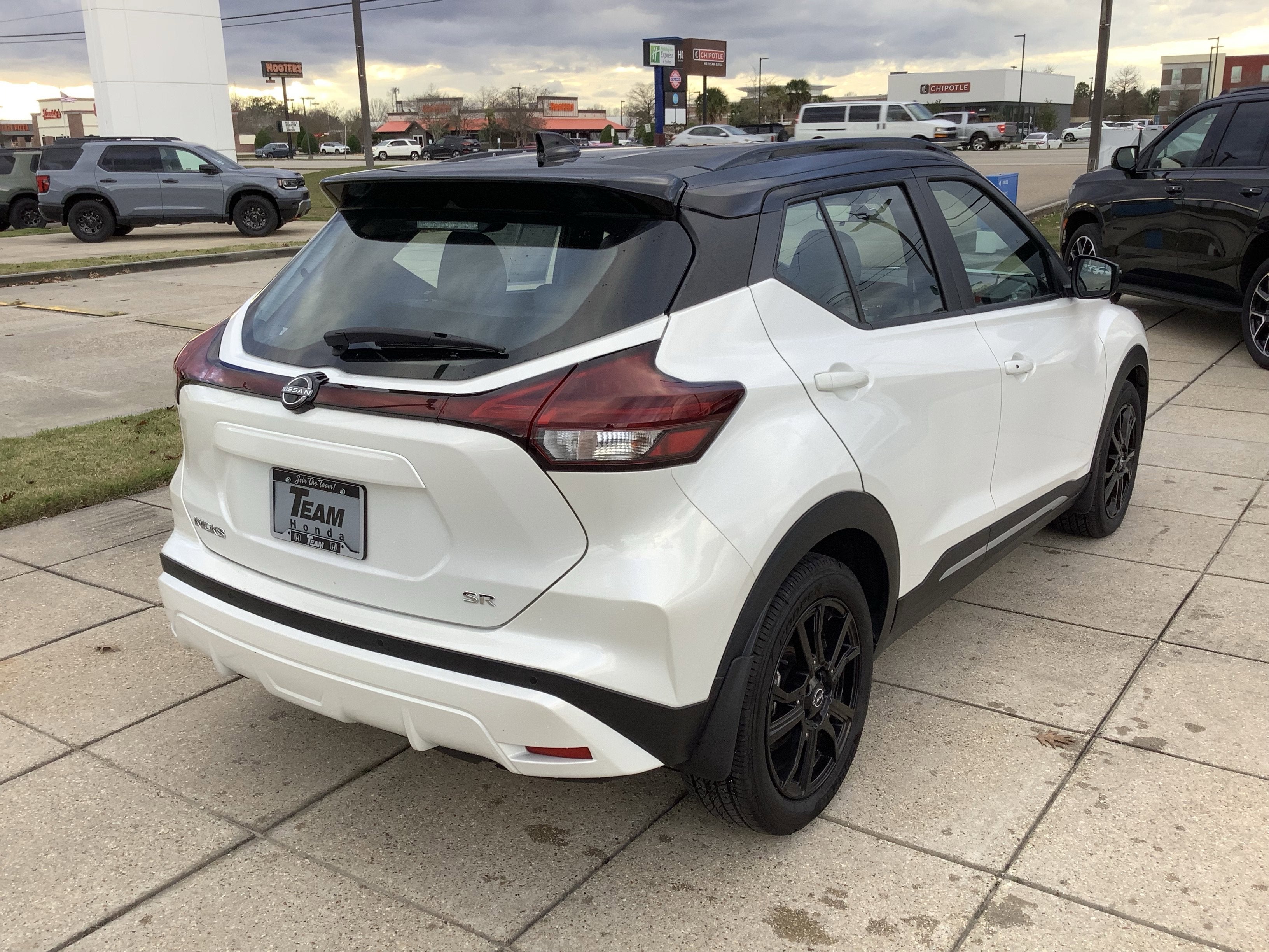 2023 Nissan Kicks SR