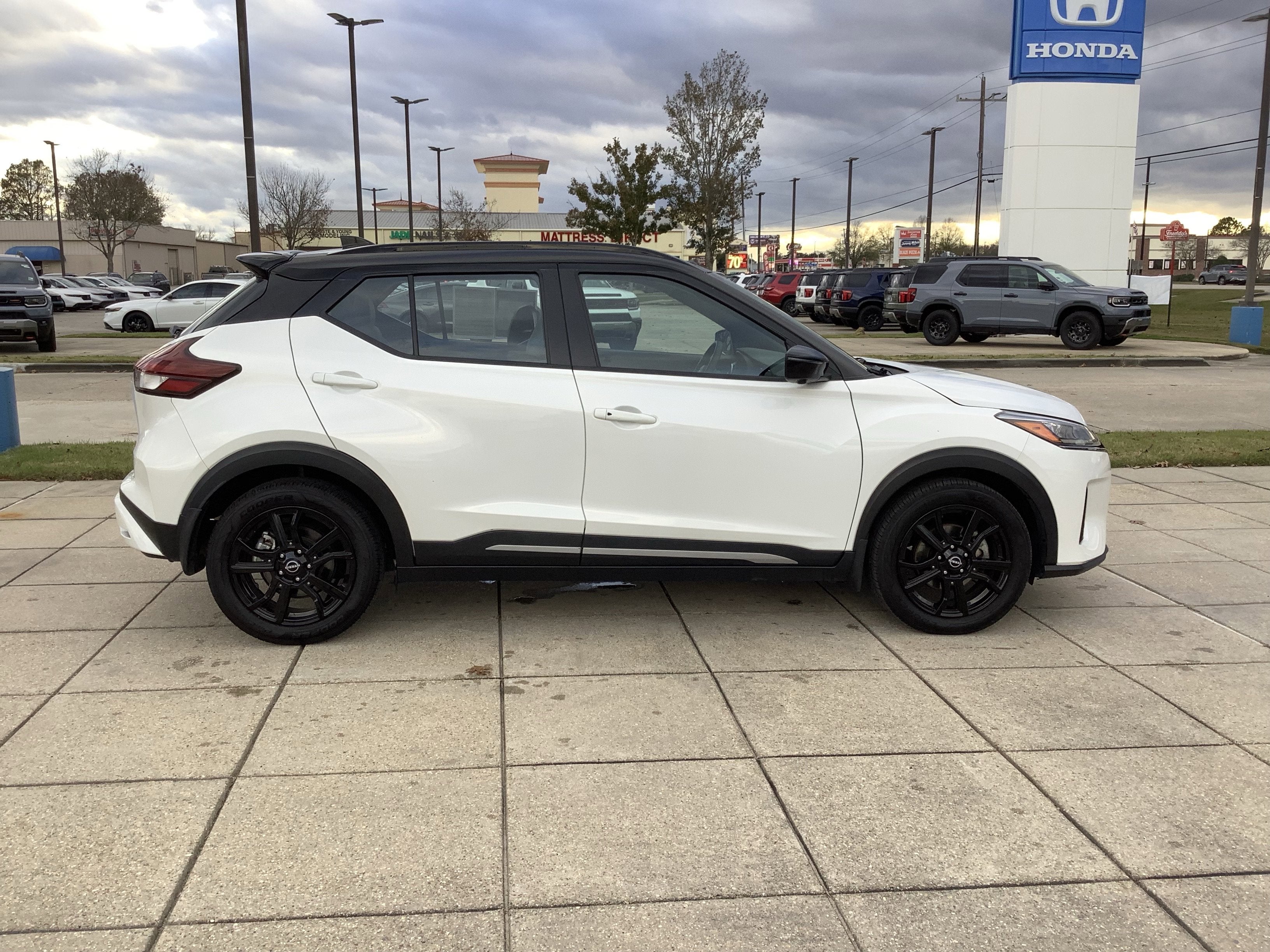 2023 Nissan Kicks SR