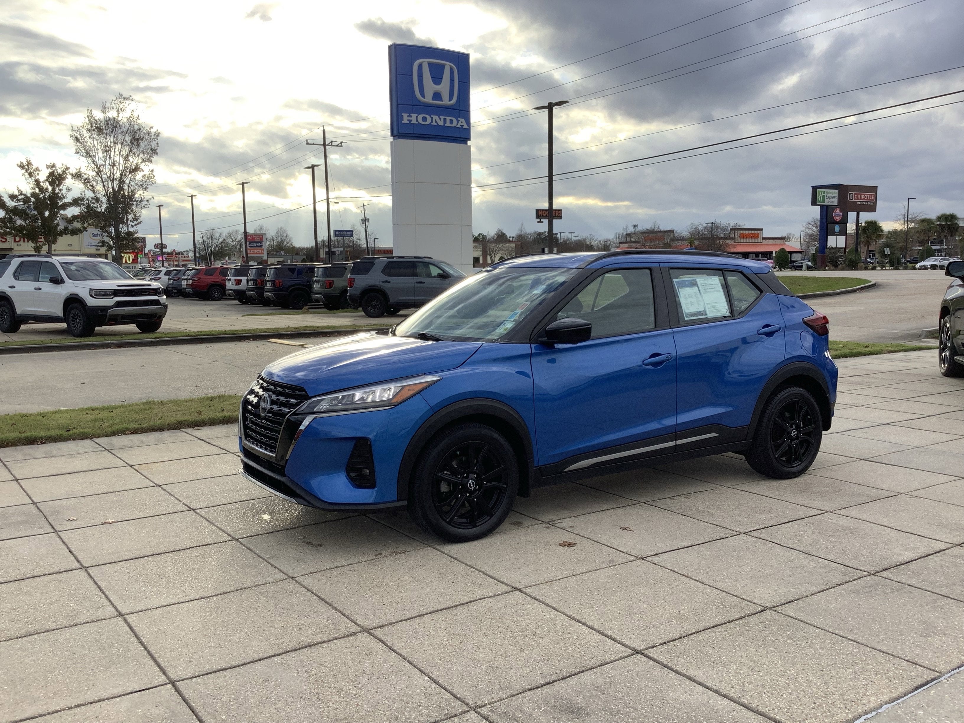 2023 Nissan Kicks SR