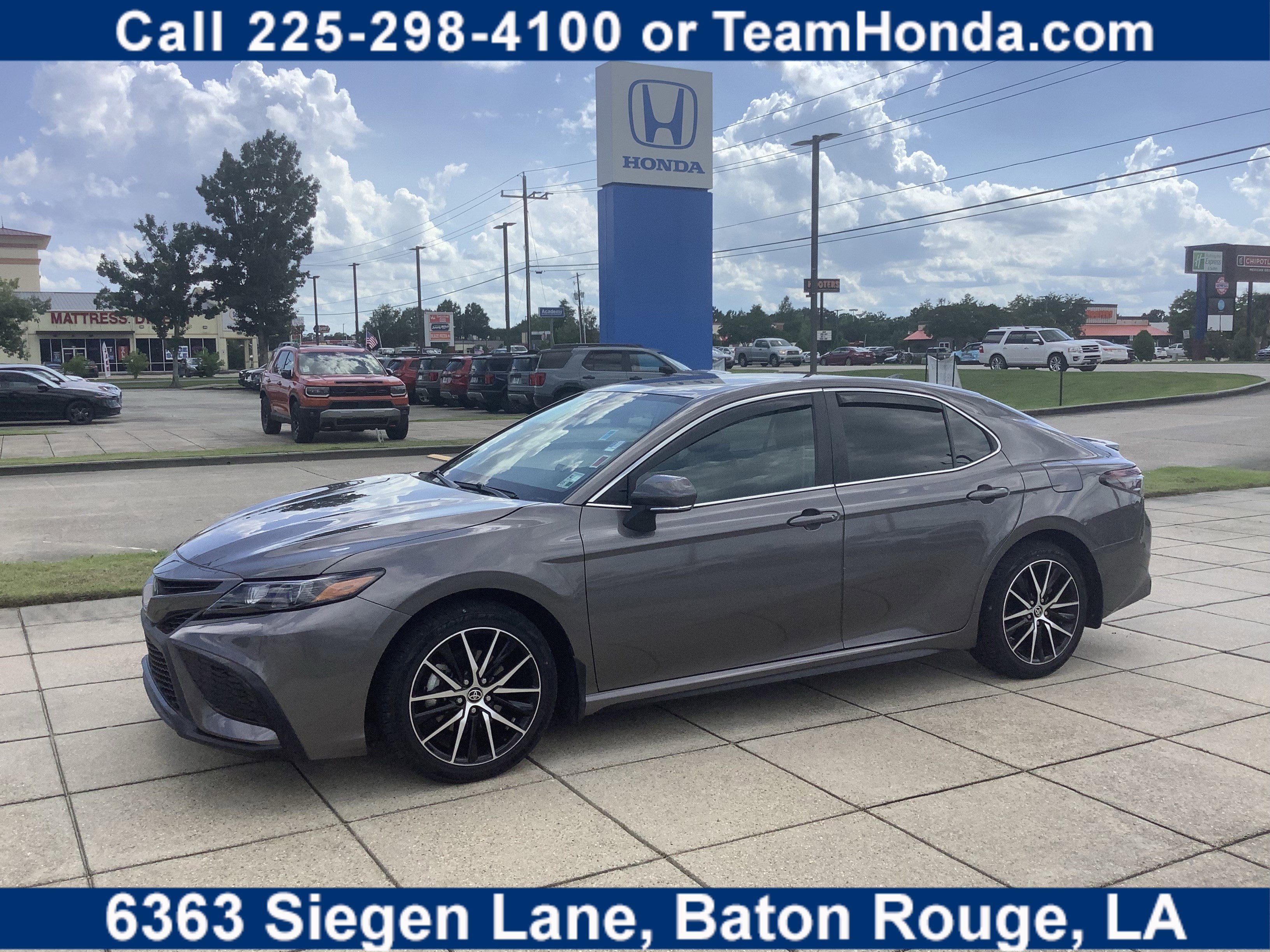 2024 Toyota Camry SE's photo