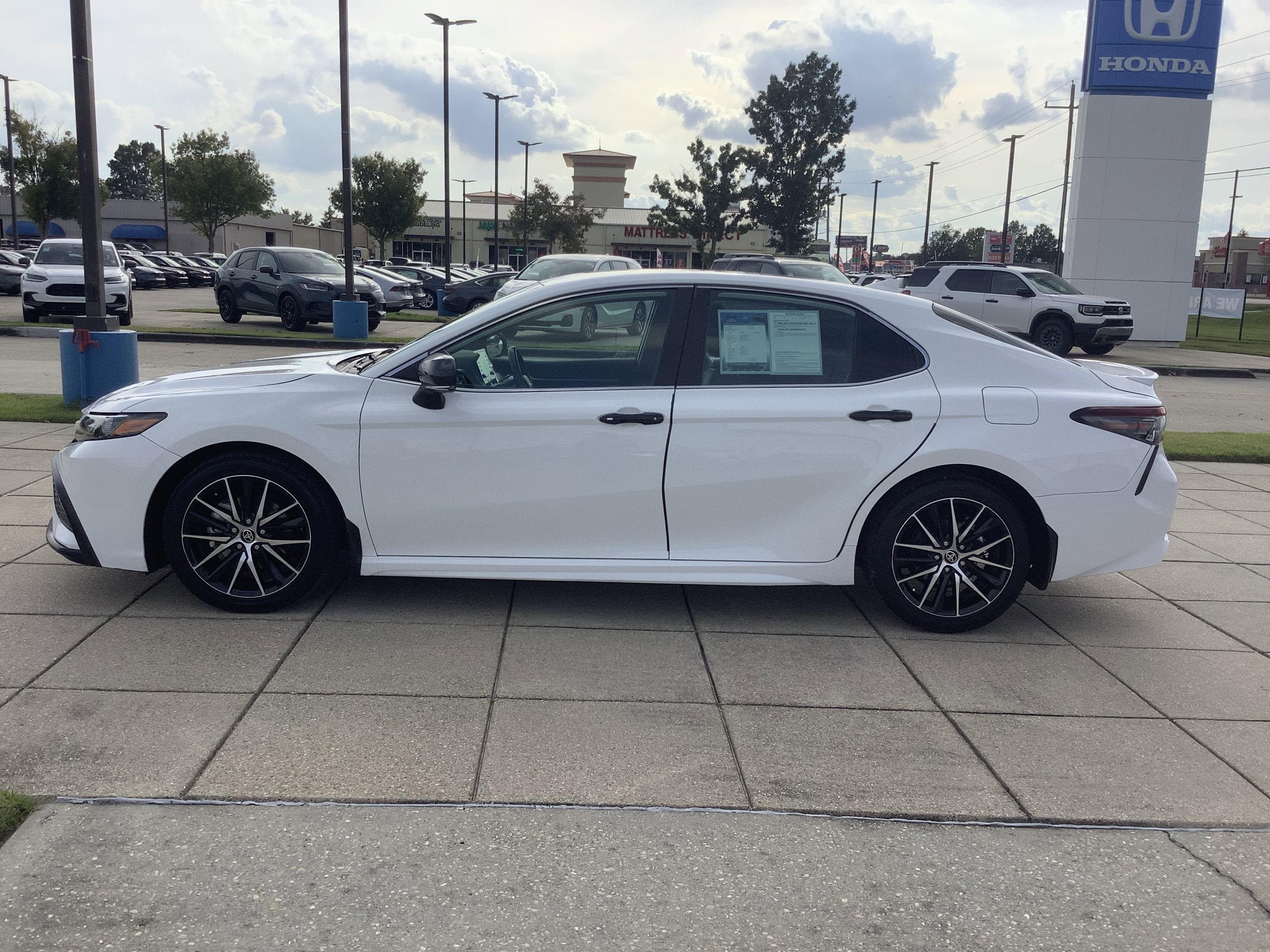 2024 Toyota Camry Hybrid SE