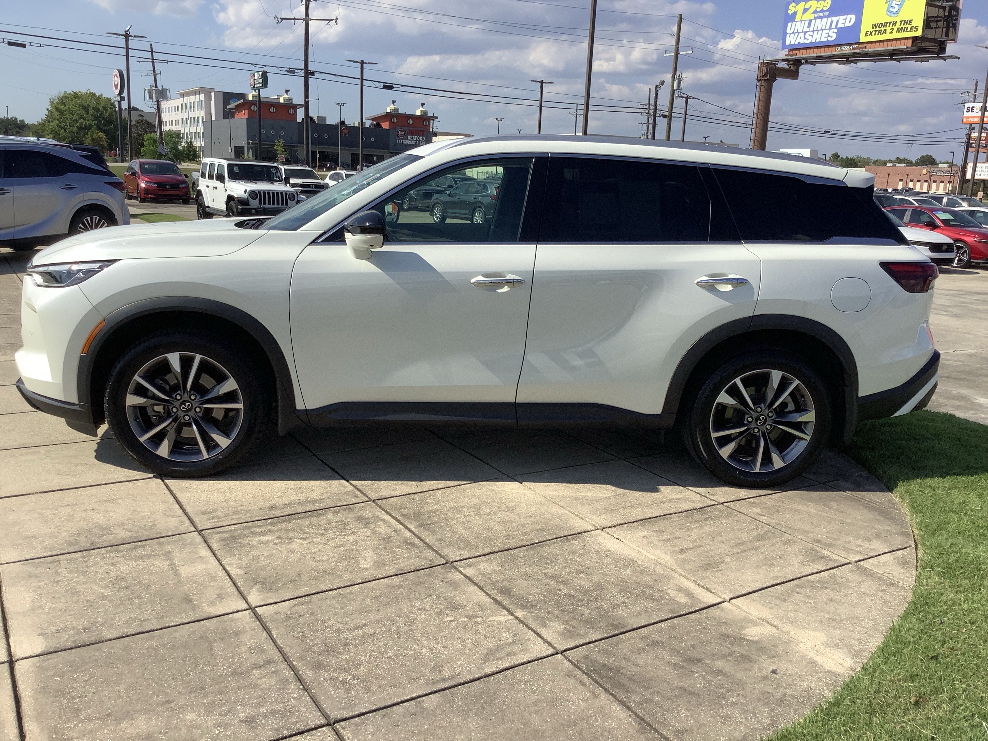 2024 INFINITI QX60 LUXE