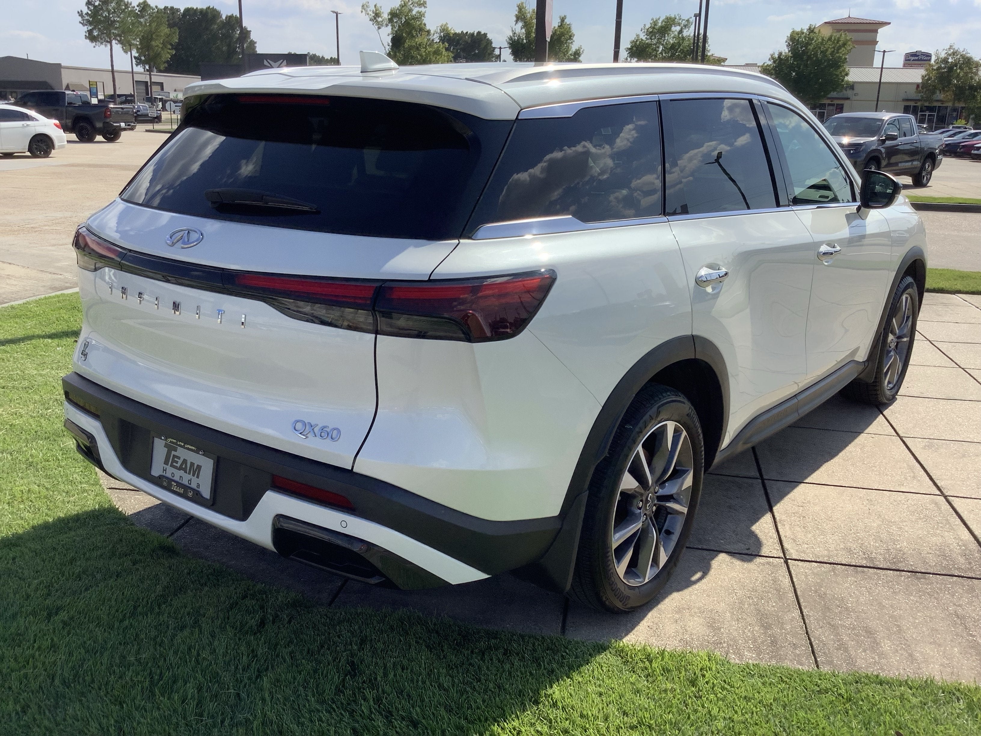 2024 INFINITI QX60 LUXE