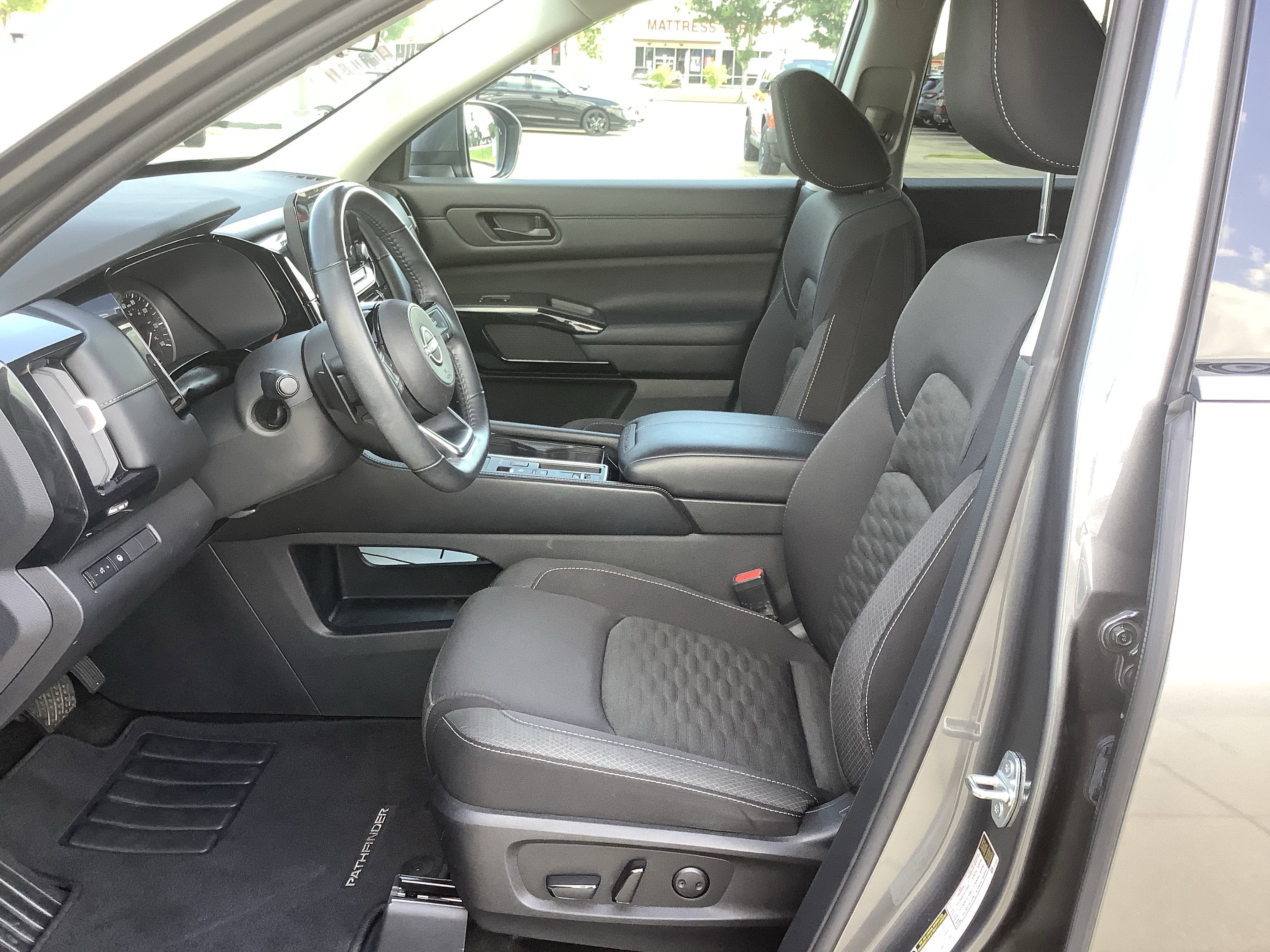 2023 Nissan Pathfinder SV