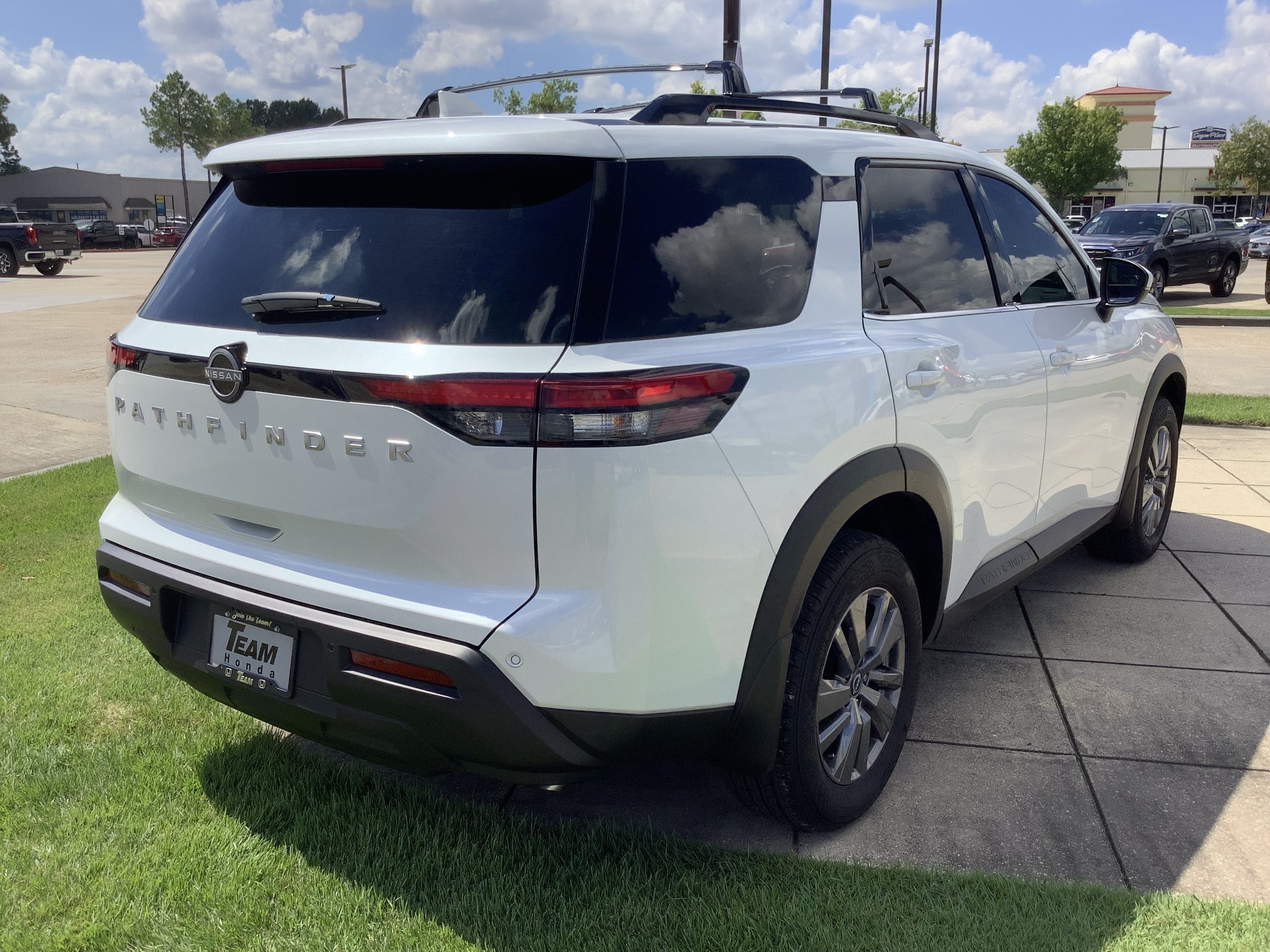 2025 Nissan Pathfinder SV