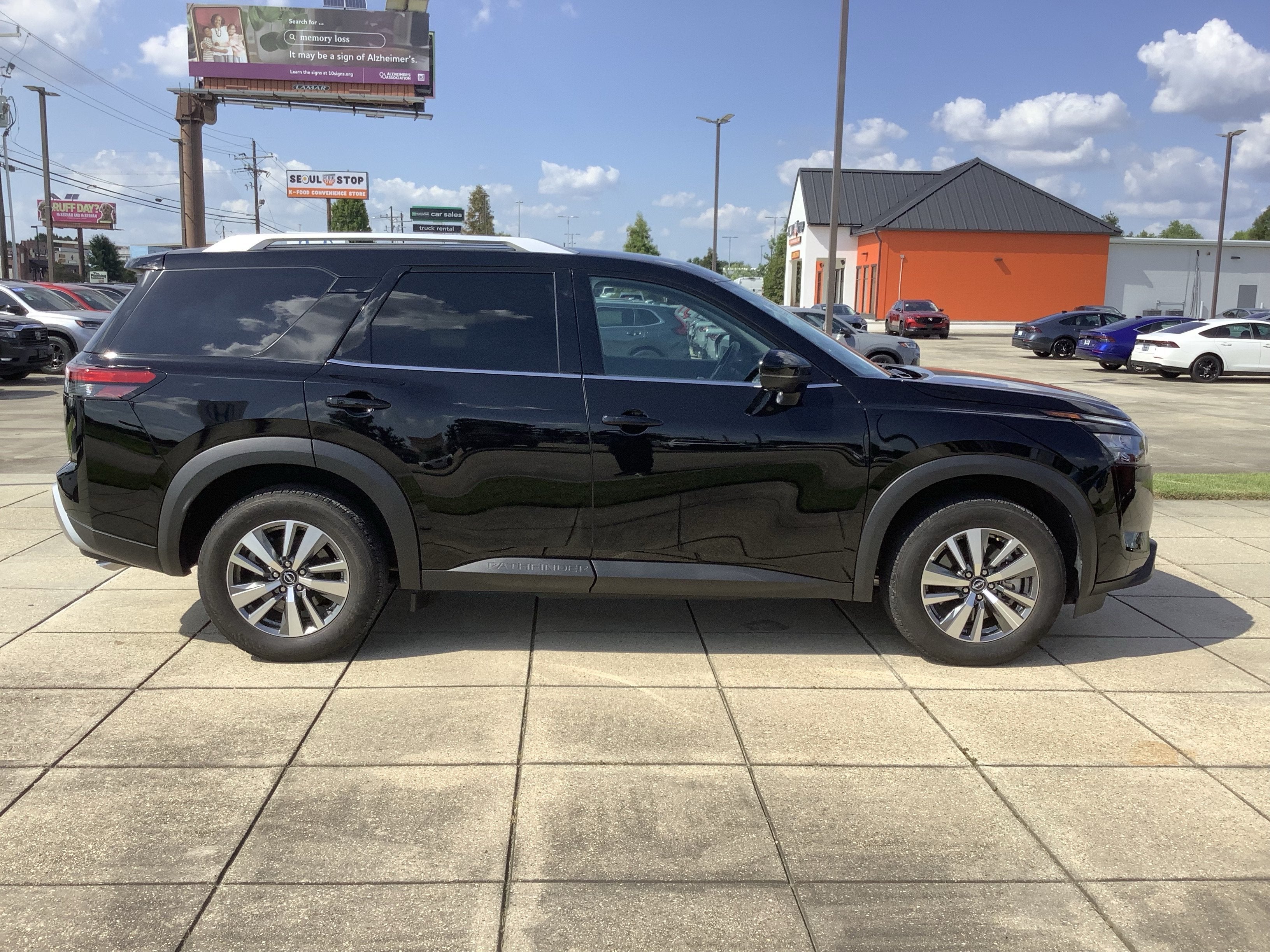 2025 Nissan Pathfinder SL