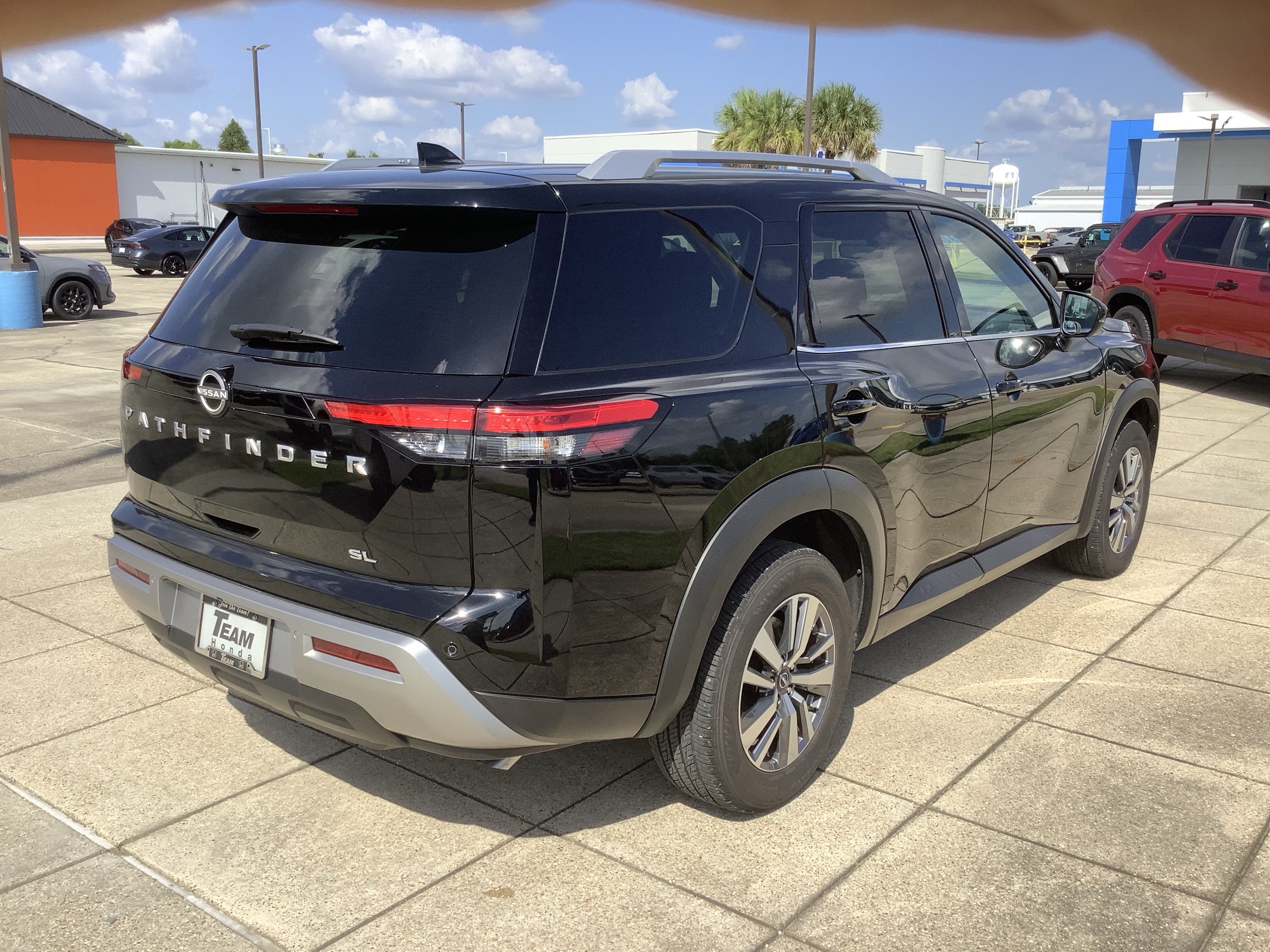 2025 Nissan Pathfinder SL