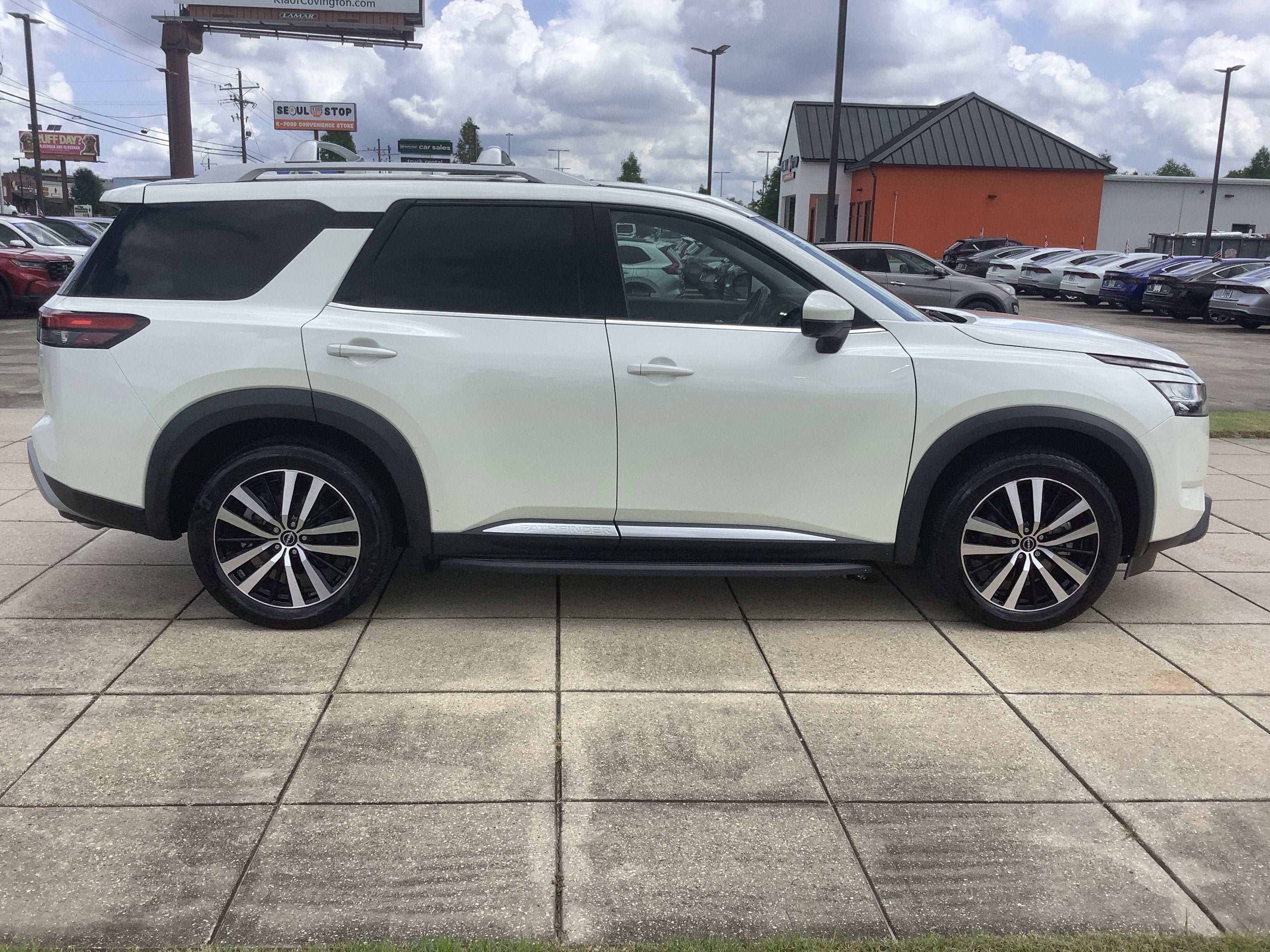 2023 Nissan Pathfinder Platinum