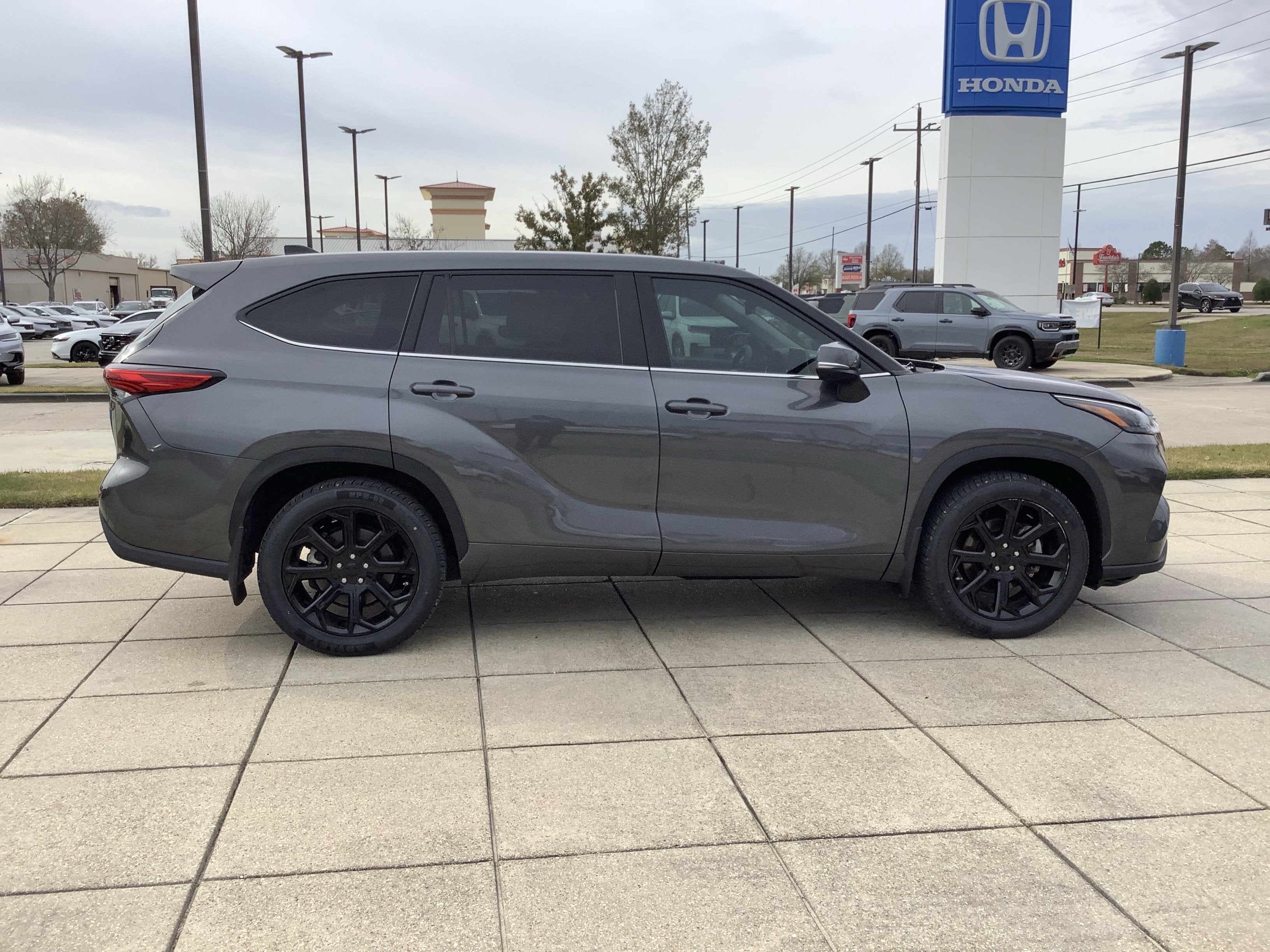 2023 Toyota Highlander LE