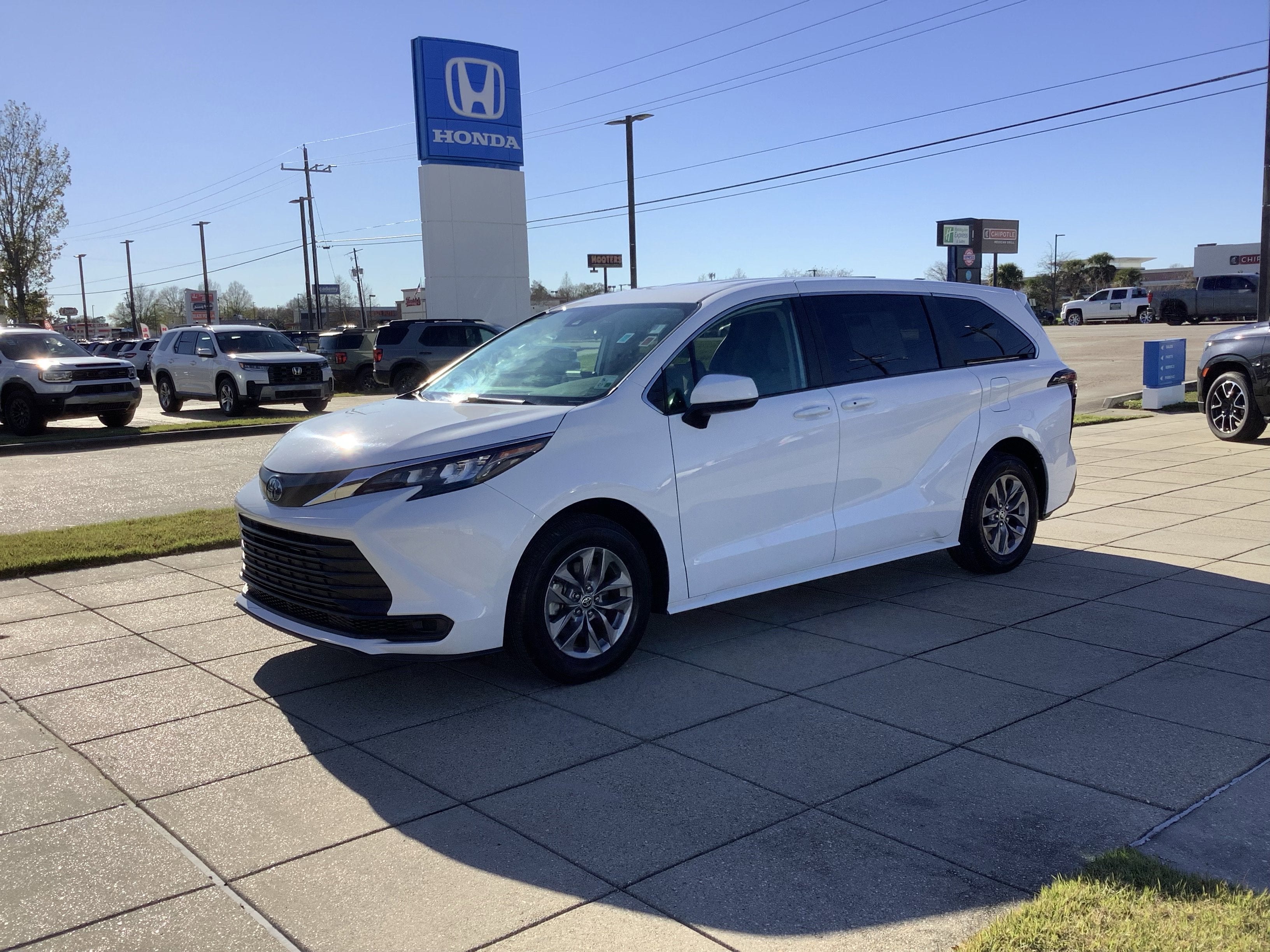 2024 Toyota Sienna LE