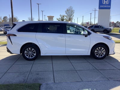 2024 Toyota Sienna LE